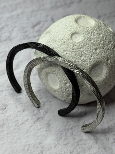 دستبند بنگل مردانه مدل منهتن استیل بافتدار رنگ ثابت