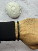 دستبند بنگل مردانه مدل منهتن استیل بافتدار رنگ ثابت
