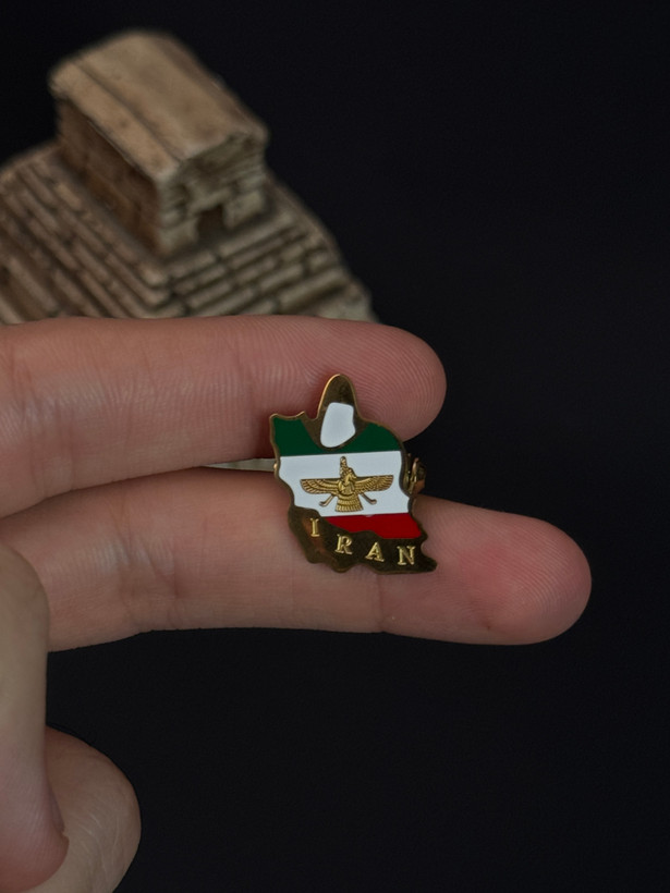 سنجاق سینه (گلسینه) طرح نقشه ایران و نماد فروهر | اکسسوری نمادین با کیفیت استیل ۳۱۶