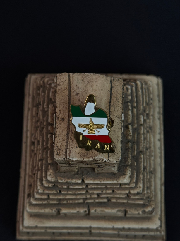 سنجاق سینه (گلسینه) طرح نقشه ایران و نماد فروهر | اکسسوری نمادین با کیفیت استیل ۳۱۶